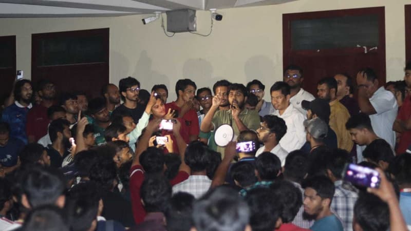 পদত্যাগ না করা পর্যন্ত উপাচার্য ড. শরীফুলকে অবরুদ্ধ রাখার ঘোষণা শিক্ষার্থীদের পদত্যাগ না করা পর্যন্ত উপাচার্য ড. শরীফুলকে অবরুদ্ধ রাখার ঘোষণা শিক্ষার্থীদের