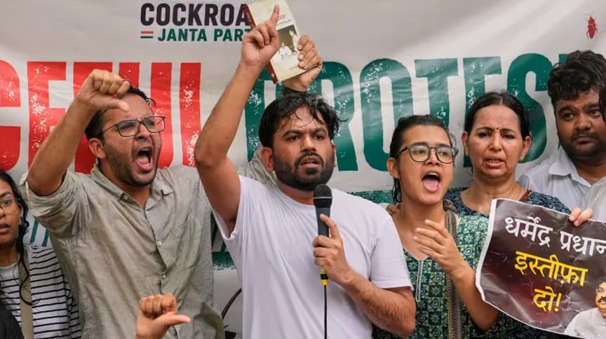 ককরোচ জনতা পার্টি কী, কেন বিক্ষোভ করছে? ককরোচ জনতা পার্টি কী, কেন বিক্ষোভ করছে?