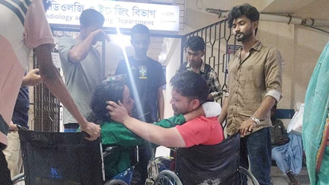 ‘আর ১০ মিনিট সময় পেলে আমার স্ত্রীও নামতে পারত’ ‘আর ১০ মিনিট সময় পেলে আমার স্ত্রীও নামতে পারত’