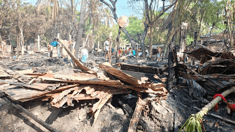কুতুবদিয়ায় গভীর রাতে আগুনে পুড়ল জেলেপাড়ার ৩৩ ঘর কুতুবদিয়ায় গভীর রাতে আগুনে পুড়ল জেলেপাড়ার ৩৩ ঘর