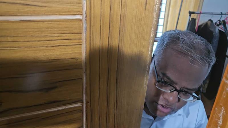 বিদ্যুৎহীন ভবনে ২৪ ঘণ্টার বেশি সময় ধরে অবরুদ্ধ চুয়েট উপাচার্য বিদ্যুৎহীন ভবনে ২৪ ঘণ্টার বেশি সময় ধরে অবরুদ্ধ চুয়েট উপাচার্য