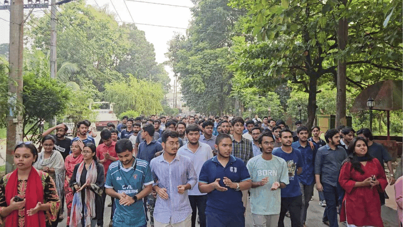 বেতন আটকে দেয়ায় চুয়েট ক্যাম্পাসে দিনভর উত্তেজনা বেতন আটকে দেয়ায় চুয়েট ক্যাম্পাসে দিনভর উত্তেজনা