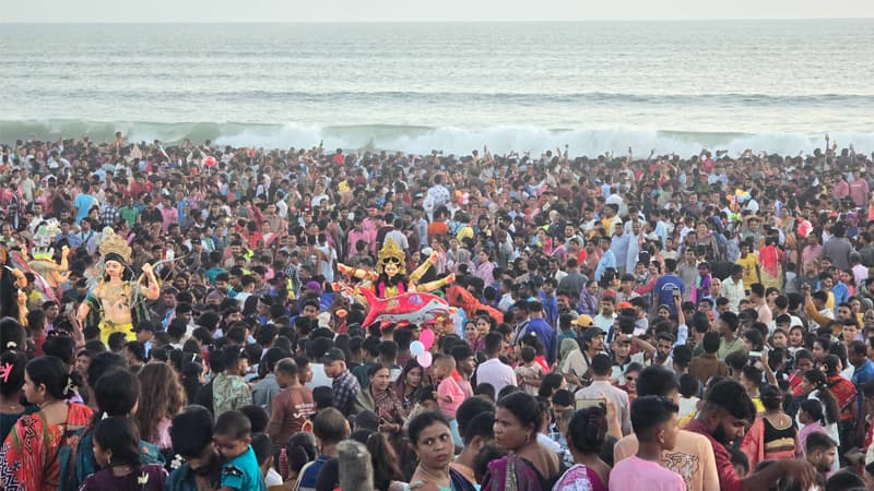 কক্সবাজার সৈকতে প্রতিমা বিসর্জনে সম্প্রীতির বন্ধন কক্সবাজার সৈকতে প্রতিমা বিসর্জনে সম্প্রীতির বন্ধন