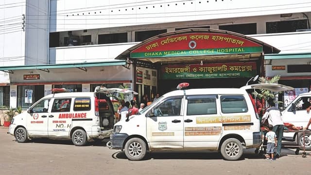 ঢামেকে বেসরকারি অ্যাম্বুলেন্স ধর্মঘট ৭ দিনের জন্য স্থগিত ঢামেকে বেসরকারি অ্যাম্বুলেন্স ধর্মঘট ৭ দিনের জন্য স্থগিত
