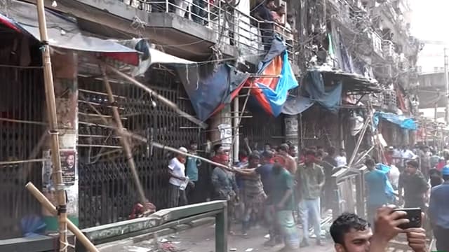 গুলিস্তানে ডিএসসিসির অভিযান: ফুটপাত থেকে শতাধিক দোকান উচ্ছেদ গুলিস্তানে ডিএসসিসির অভিযান: ফুটপাত থেকে শতাধিক দোকান উচ্ছেদ