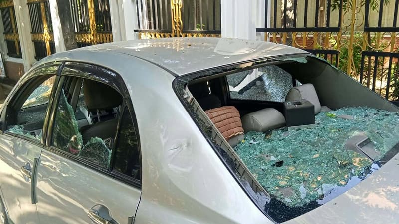ঢাবিতে 'শিক্ষকপুত্রের ড্রাইভিং শিক্ষা' ঘিরে লঙ্কাকাণ্ড! ঢাবিতে 'শিক্ষকপুত্রের ড্রাইভিং শিক্ষা' ঘিরে লঙ্কাকাণ্ড!