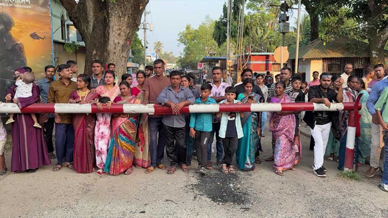 দুর্গোৎসবে হিলি সীমান্তে দর্শনার্থীদের ভিড়, দূর থেকে স্বজনদের দেখেই তৃপ্তি দুর্গোৎসবে হিলি সীমান্তে দর্শনার্থীদের ভিড়, দূর থেকে স্বজনদের দেখেই তৃপ্তি