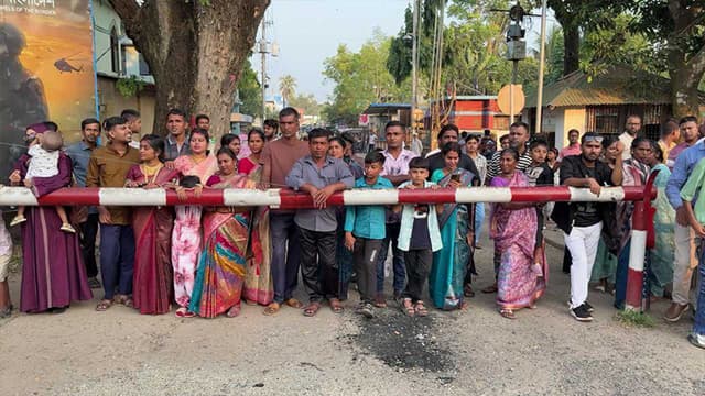 দুর্গোৎসবে হিলি সীমান্তে দর্শনার্থীদের ভিড়, দূর থেকে স্বজনদের দেখেই তৃপ্তি দুর্গোৎসবে হিলি সীমান্তে দর্শনার্থীদের ভিড়, দূর থেকে স্বজনদের দেখেই তৃপ্তি
