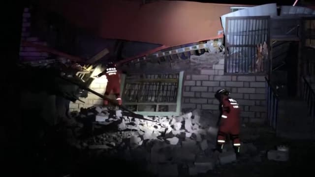 চীনের তিব্বতে ৭ মাত্রার ভূমিকম্পে ১৬ জনের মৃত্যু, বাড়ছে ক্ষয়ক্ষতির শঙ্কা চীনের তিব্বতে ৭ মাত্রার ভূমিকম্পে ১৬ জনের মৃত্যু, বাড়ছে ক্ষয়ক্ষতির শঙ্কা