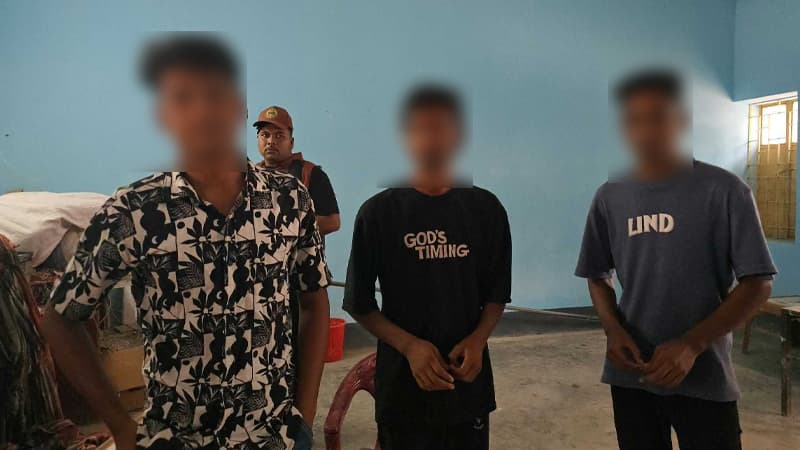 ঠাকুরগাঁও-১ উপনির্বাচনে জাল ভোট দিতে এসে আটক ৩ ঠাকুরগাঁও-১ উপনির্বাচনে জাল ভোট দিতে এসে আটক ৩