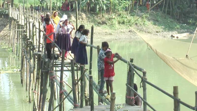 বাঁশ-কাঠের ভাঙা সাঁকোতে জীবন মুঠোয় নিয়ে চলাচল বাঁশ-কাঠের ভাঙা সাঁকোতে জীবন মুঠোয় নিয়ে চলাচল