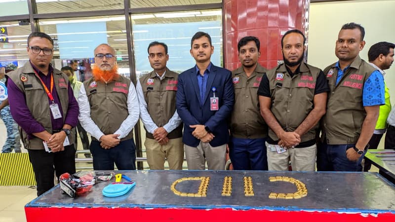 শাহজালালের রানওয়েতে দুই বিমানকর্মীর জুতায় মিললো ৯.৩৪ কেজি স্বর্ণ শাহজালালের রানওয়েতে দুই বিমানকর্মীর জুতায় মিললো ৯.৩৪ কেজি স্বর্ণ
