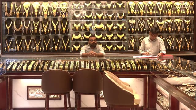 দাম কমে দেশে কত টাকায় স্বর্ণ ও রুপা বিক্রি হচ্ছে আজ? দাম কমে দেশে কত টাকায় স্বর্ণ ও রুপা বিক্রি হচ্ছে আজ?