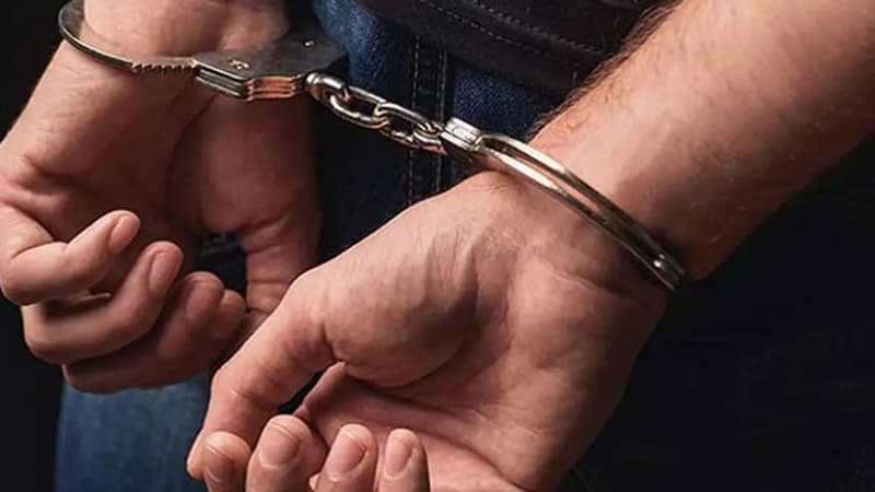 হাতিরঝিলে চারটি ককটেলসহ ২ যুবক গ্রেফতার ছবিতে হাতিরঝিলে চারটি ককটেলসহ ২ যুবক গ্রেফতার সংক্রান্ত দৃশ্য