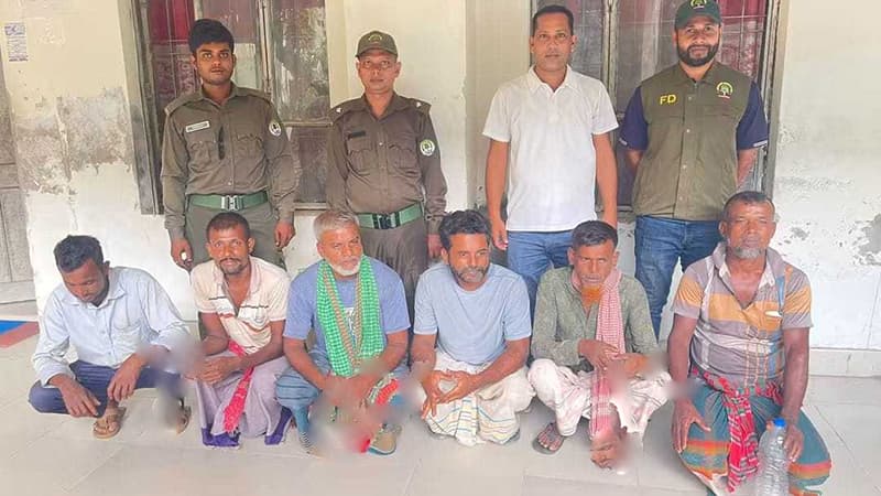 সুন্দরবনে নিষিদ্ধ জাল-নৌকাসহ গ্রেফতার ৬ সুন্দরবনে নিষিদ্ধ জাল-নৌকাসহ গ্রেফতার ৬