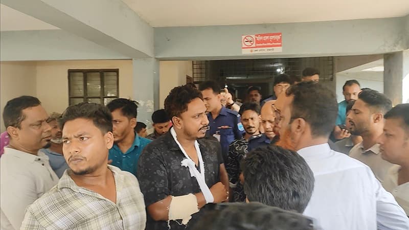 রাজবাড়ীতে আদালতে হাজিরা দিয়ে ফেরার পথে যুবক গুলিবিদ্ধ রাজবাড়ীতে আদালতে হাজিরা দিয়ে ফেরার পথে যুবক গুলিবিদ্ধ