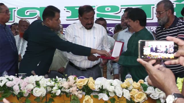 বিচার ব্যবস্থায় যারা থাকে তাদেরকে আওয়ামী লীগ কিনে ফেলে: স্পিকার বিচার ব্যবস্থায় যারা থাকে তাদেরকে আওয়ামী লীগ কিনে ফেলে: স্পিকার