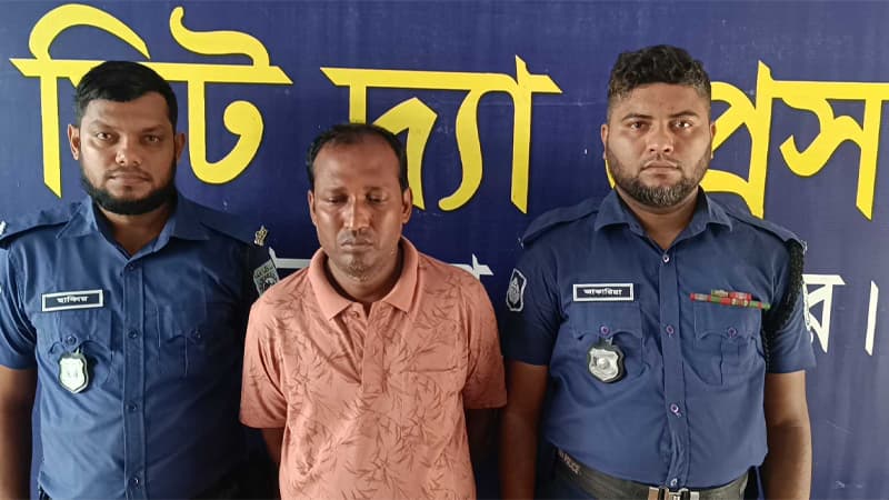হিলিতে মদসহ ভারতীয় নাগরিক আটক হিলিতে মদসহ ভারতীয় নাগরিক আটক