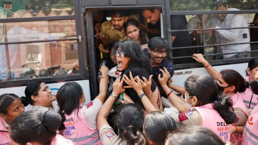 ‘নাগরিকদের কণ্ঠরোধ করা হচ্ছে’: দিল্লির বিক্ষোভ দমনে সাধারণ ভারতীয়দের প্রতিক্রিয়া ‘নাগরিকদের কণ্ঠরোধ করা হচ্ছে’: দিল্লির বিক্ষোভ দমনে সাধারণ ভারতীয়দের প্রতিক্রিয়া