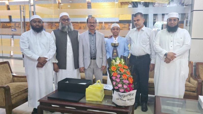 বিমানবন্দরে বিশ্বজয়ী হাফেজ ইহতেশামকে সংবর্ধনা বিমানবন্দরে বিশ্বজয়ী হাফেজ ইহতেশামকে সংবর্ধনা