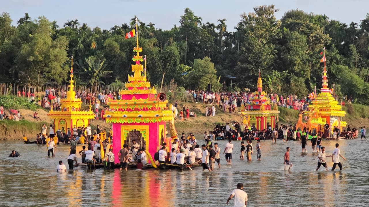 নদীর বুকে কল্পজাহাজ: ধর্মের গণ্ডি পেরিয়ে সম্প্রীতির উৎসব নদীর বুকে কল্পজাহাজ: ধর্মের গণ্ডি পেরিয়ে সম্প্রীতির উৎসব