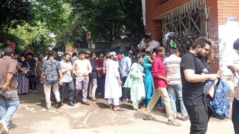 নিয়োগ পরীক্ষার প্রশ্নফাঁস: রাজধানীর বিভিন্ন সড়কে চাকরিপ্রার্থীদের বিক্ষোভ নিয়োগ পরীক্ষার প্রশ্নফাঁস: রাজধানীর বিভিন্ন সড়কে চাকরিপ্রার্থীদের বিক্ষোভ