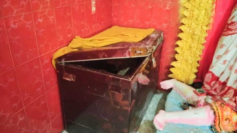 বরিশালে মন্দিরে ট্রাঙ্ক ভেঙে ১০ কেজির কাসার ঘণ্টাসহ মালামাল লুট বরিশালে মন্দিরে ট্রাঙ্ক ভেঙে ১০ কেজির কাসার ঘণ্টাসহ মালামাল লুট