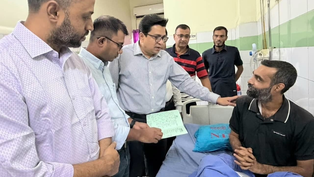 চিকিৎসা শেষে সুস্থ হয়ে বাড়ি ফিরছেন সাইফুল, খোঁজ নিলেন প্রধানমন্ত্রী চিকিৎসা শেষে সুস্থ হয়ে বাড়ি ফিরছেন সাইফুল, খোঁজ নিলেন প্রধানমন্ত্রী