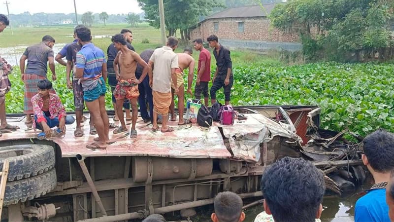 একই স্থানে ২ দুর্ঘটনায় ৫ প্রাণহানি একই স্থানে ২ দুর্ঘটনায় ৫ প্রাণহানি