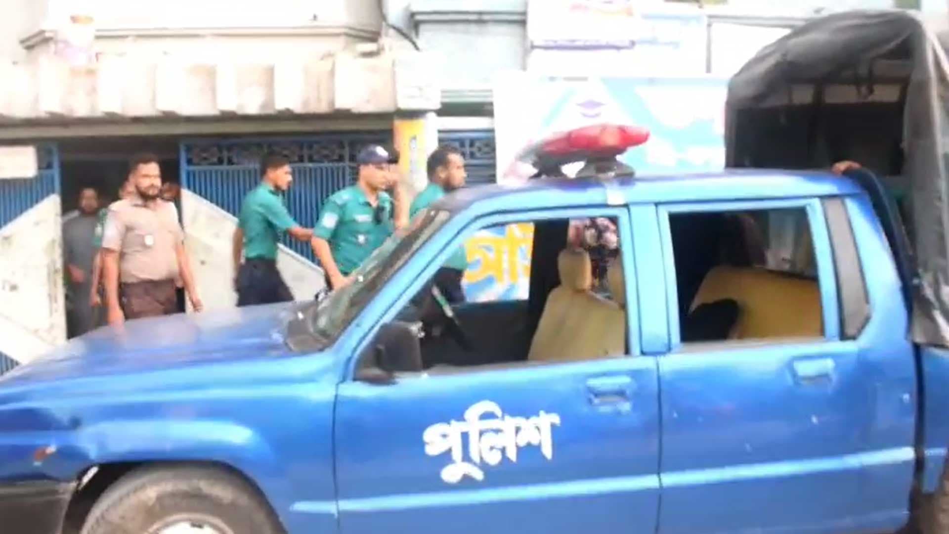 তরুণীসহ ‘আপত্তিকর অবস্থায়’ জামায়াত নেতার ছেলে আটক তরুণীসহ ‘আপত্তিকর অবস্থায়’ জামায়াত নেতার ছেলে আটক