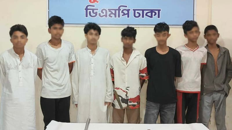 কিশোর গ্যাংয়ের ৭ জন অস্ত্রসহ গ্রেফতার কিশোর গ্যাংয়ের ৭ জন অস্ত্রসহ গ্রেফতার