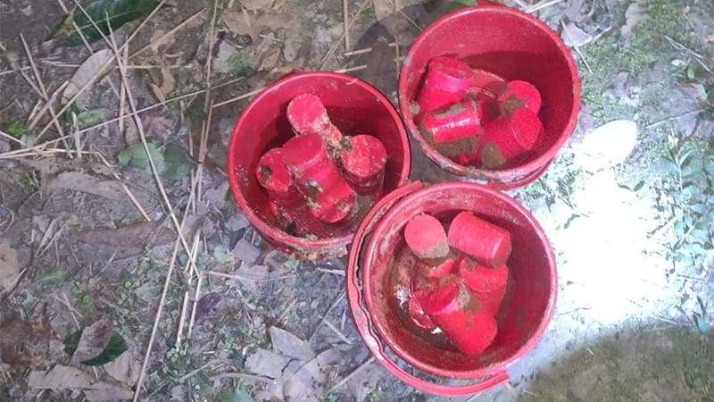 চাঁপাইনবাবগঞ্জে লেবুবাগানে পুঁতে রাখা ১৭ ককটেল উদ্ধার চাঁপাইনবাবগঞ্জে লেবুবাগানে পুঁতে রাখা ১৭ ককটেল উদ্ধার