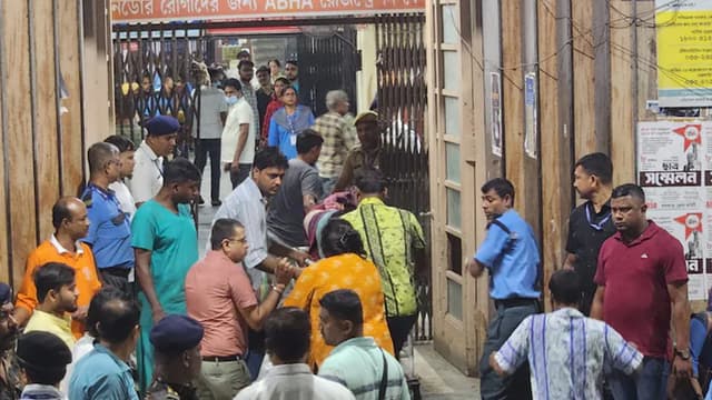 কলকাতায় পূজামণ্ডপে পদদলিত হয়ে ১৭ জনের মৃত্যু কলকাতায় পূজামণ্ডপে পদদলিত হয়ে ১৭ জনের মৃত্যু