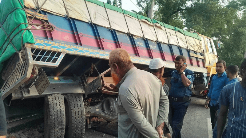 লালমনিরহাটে ট্রাকচাপায় ২ নারী নিহত লালমনিরহাটে ট্রাকচাপায় ২ নারী নিহত