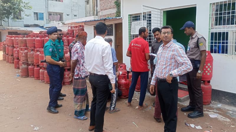 নির্ধারিত দামে গ্যাস সিলিন্ডার বিক্রি নিশ্চিতে অভিযান, ৩৯ প্রতিষ্ঠানকে জরিমানা নির্ধারিত দামে গ্যাস সিলিন্ডার বিক্রি নিশ্চিতে অভিযান, ৩৯ প্রতিষ্ঠানকে জরিমানা