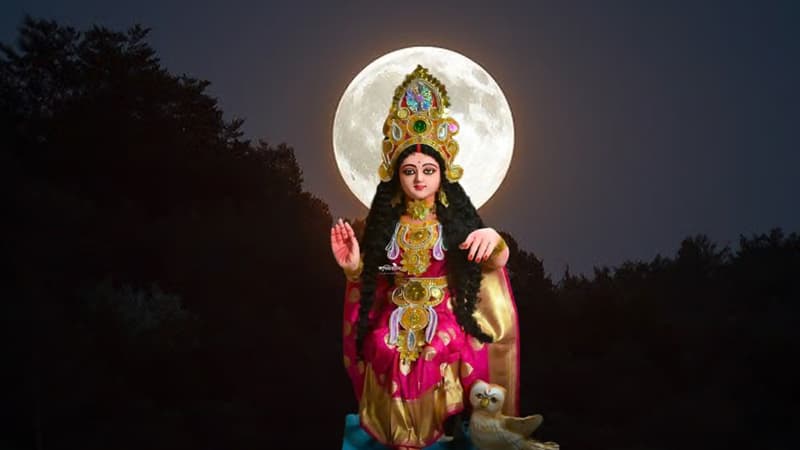 আজ কোজাগরী লক্ষ্মী পূজা ছবিতে আজ কোজাগরী লক্ষ্মী পূজা সংক্রান্ত দৃশ্য