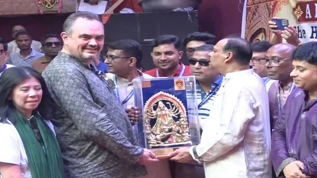 নারায়ণগঞ্জে স্ত্রীকে নিয়ে দুর্গাপূজার আনন্দে মাতলেন মার্কিন রাষ্ট্রদূত নারায়ণগঞ্জে স্ত্রীকে নিয়ে দুর্গাপূজার আনন্দে মাতলেন মার্কিন রাষ্ট্রদূত