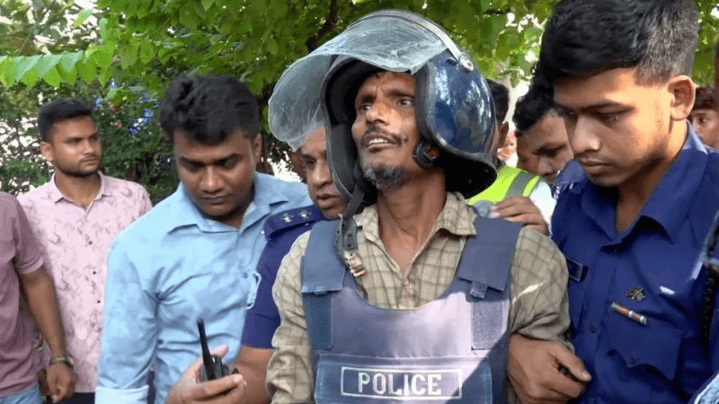 ঘুমন্ত বাবাকে কুপিয়ে হত্যা করল ছেলে, অভিযুক্ত আটক ঘুমন্ত বাবাকে কুপিয়ে হত্যা করল ছেলে, অভিযুক্ত আটক