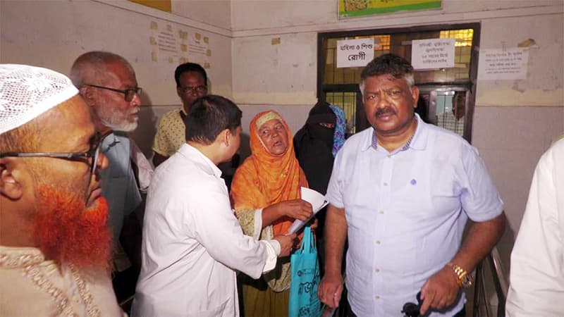 আকস্মিক হাসপাতাল পরিদর্শনে হুইপ দুলু, ডিউটিতে অনুপস্থিত চিকিৎসকদের শোকজের নির্দেশ আকস্মিক হাসপাতাল পরিদর্শনে হুইপ দুলু, ডিউটিতে অনুপস্থিত চিকিৎসকদের শোকজের নির্দেশ