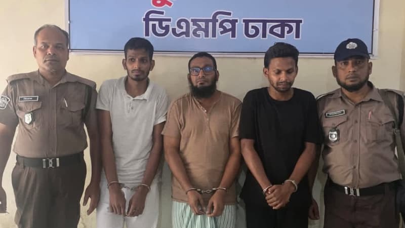 কিশোর গ্যাংয়ের হোতা ৩ ভাই গ্রেফতার কিশোর গ্যাংয়ের হোতা ৩ ভাই গ্রেফতার