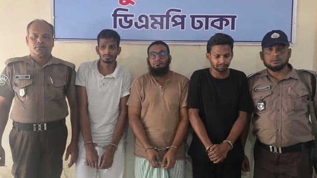 কিশোর গ্যাংয়ের হোতা ৩ ভাই গ্রেফতার কিশোর গ্যাংয়ের হোতা ৩ ভাই গ্রেফতার