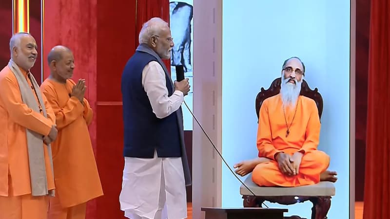 ৩৩ বছর আগে প্রয়াত চিন্ময়ানন্দের ‘হলোবটের’ কাছে আশীর্বাদ চাইলেন মোদি! ৩৩ বছর আগে প্রয়াত চিন্ময়ানন্দের ‘হলোবটের’ কাছে আশীর্বাদ চাইলেন মোদি!