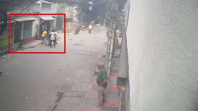 অস্ত্র হাতে পথচারীদের জিম্মি করে ছিনতাই, আতঙ্কে মোহাম্মদপুরের সলিমুল্লাহ রোডের বাসিন্দারা অস্ত্র হাতে পথচারীদের জিম্মি করে ছিনতাই, আতঙ্কে মোহাম্মদপুরের সলিমুল্লাহ রোডের বাসিন্দারা