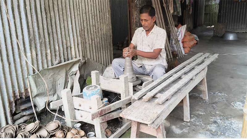 মাটির সংকট ও ঋণের বোঝা, টিকে থাকার আপ্রাণ লড়াইয়ে লালমনিরহাটের মৃৎশিল্পীরা মাটির সংকট ও ঋণের বোঝা, টিকে থাকার আপ্রাণ লড়াইয়ে লালমনিরহাটের মৃৎশিল্পীরা