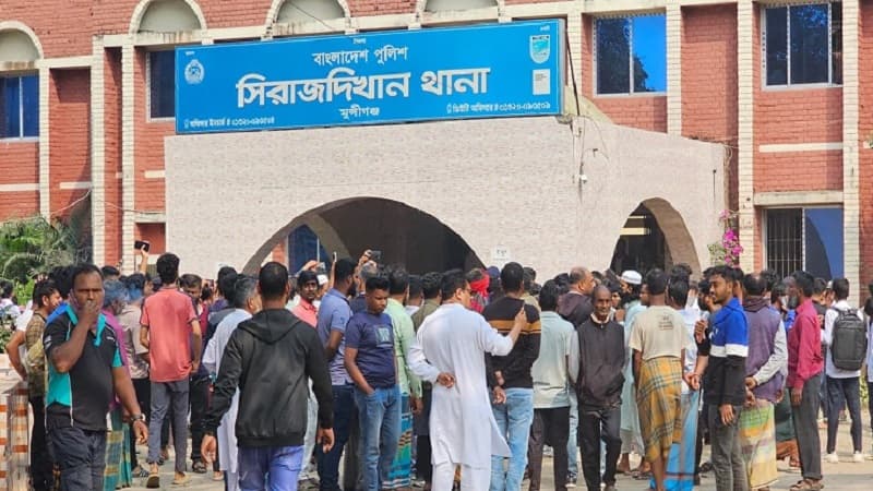 মুন্সীগঞ্জে বাবাকে কুপিয়ে জখম, ৬ বছরের শিশুকন্যাকে হত্যা মুন্সীগঞ্জে বাবাকে কুপিয়ে জখম, ৬ বছরের শিশুকন্যাকে হত্যা
