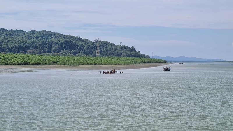 নাফ নদীতে ভাসমান নৌকায় গুলিবিদ্ধ মরদেহ নাফ নদীতে ভাসমান নৌকায় গুলিবিদ্ধ মরদেহ