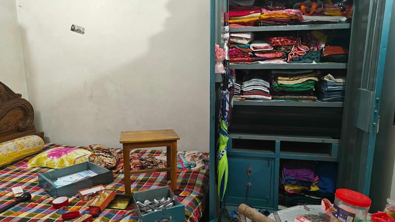 পূজা শেষে ফ্ল্যাটে ফিরে সুখন দেখলেন ৫০ লাখ টাকা ও স্বর্ণালংকার নেই পূজা শেষে ফ্ল্যাটে ফিরে সুখন দেখলেন ৫০ লাখ টাকা ও স্বর্ণালংকার নেই