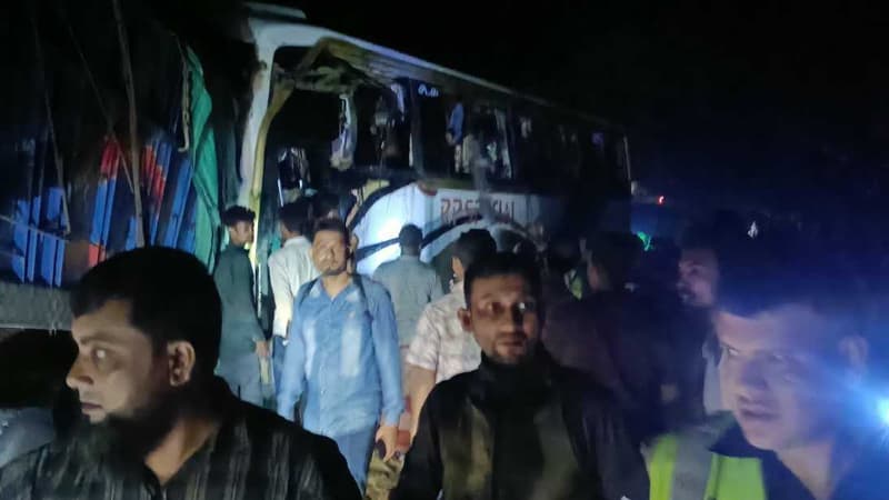 নাটোরে বাস-ট্রাক সংঘর্ষে নিহত বেড়ে ১৪ নাটোরে বাস-ট্রাক সংঘর্ষে নিহত বেড়ে ১৪