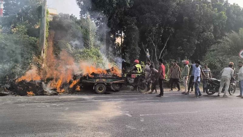 রূপপুরে সিগারেটের আগুনে পুড়ল গাড়িভর্তি খড় রূপপুরে সিগারেটের আগুনে পুড়ল গাড়িভর্তি খড়