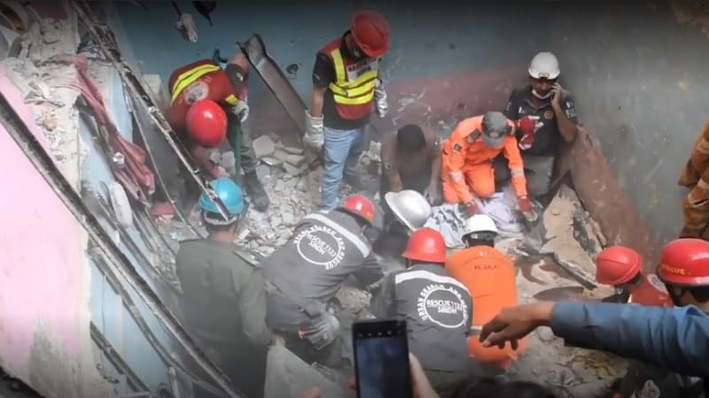 পাকিস্তানে স্কুলের ছাদ ধসে ২০ শিক্ষার্থী ও এক শিক্ষক নিহত পাকিস্তানে স্কুলের ছাদ ধসে ২০ শিক্ষার্থী ও এক শিক্ষক নিহত
